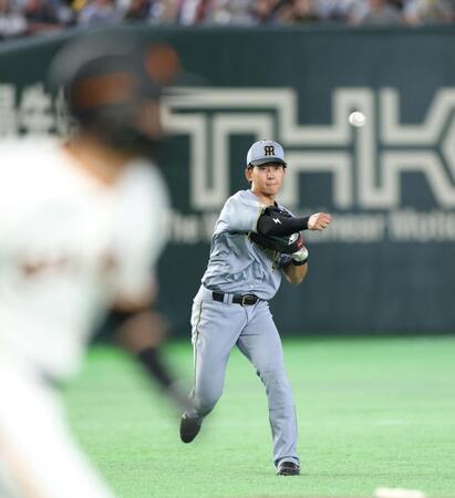 ５回、吉川の三ゴロをさばく三塁手の立石（撮影・伊藤笙子）