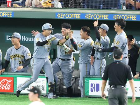 ５回、プロ入り１号となる２ランを放ちナインに迎えられる立石（撮影・金田祐二）