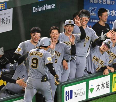 ５回、プロ初本塁打を放った立石（９番）を迎える（左から）佐藤輝、大山、熊谷、森下（撮影・堀内翔）