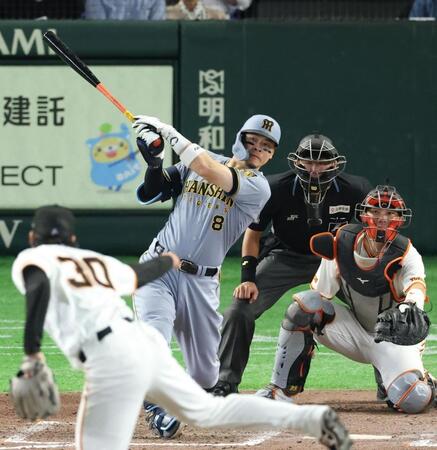 ７回、右前適時打を放つ佐藤輝（撮影・金田祐二）