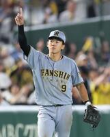 ９回、浅野が空振り三振に倒れて試合終了となり、天を指さす立石（撮影・伊藤笙子）
