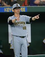 ２回、中野の一塁アウトの判定をめぐり、リプレー検証を要求する藤川監督（撮影・伊藤笙子）