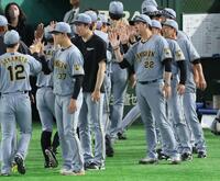 ナインを迎える才木、藤川監督（撮影・金田祐二）