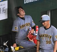７回途中に降板してベンチで悔しそうな表情を見せる才木（撮影・堀内翔）