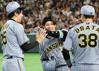 　５回、ソロを放ち才木らに迎えられる梅野（撮影・田中太一）