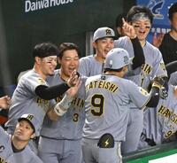 ５回、プロ初本塁を放った立石（９番）を迎えられる阪神ナイン（撮影・堀内翔）