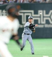 ５回、吉川の三ゴロをさばく三塁手の立石（撮影・伊藤笙子）