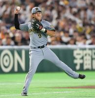 ６回、泉口のボテボテの打球を処理し、一塁へ送球する三塁手の立石（撮影・伊藤笙子）