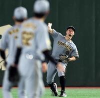 シートノックで右翼に入り、中継へ送球する佐藤輝（撮影・田中太一）