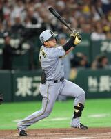 ５回、中前へ先制２点適時打を放つ立石（２３日）