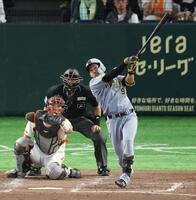 ５回、右中間にプロ入り１号となる２ランを放つ立石（撮影・金田祐二）