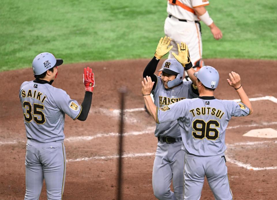 ５回、プロ初本塁打となる２ランを放ち迎えられる立石（右から２人目）＝撮影・堀内翔