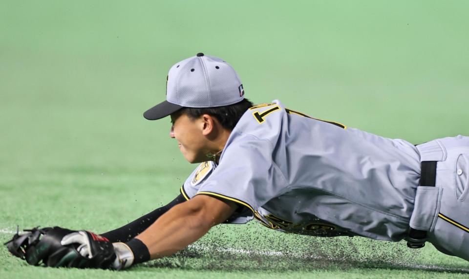 ２回、ダルベックの打球に飛びつく立石（撮影・田中太一）