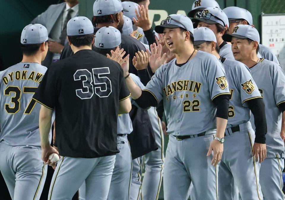 勝利し才木とタッチして喜ぶ藤川監督（撮影・金田祐二）