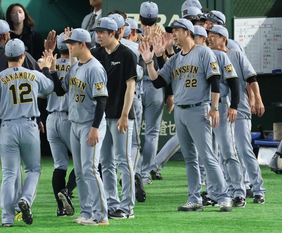 ナインを迎える才木、藤川監督（撮影・金田祐二）