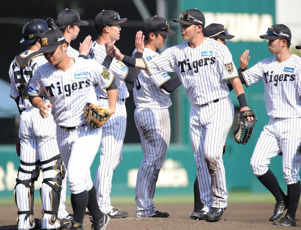 オリックスに快勝し、タッチをかわす小野寺（右から３人目）らナイン（撮影・坂部計介）