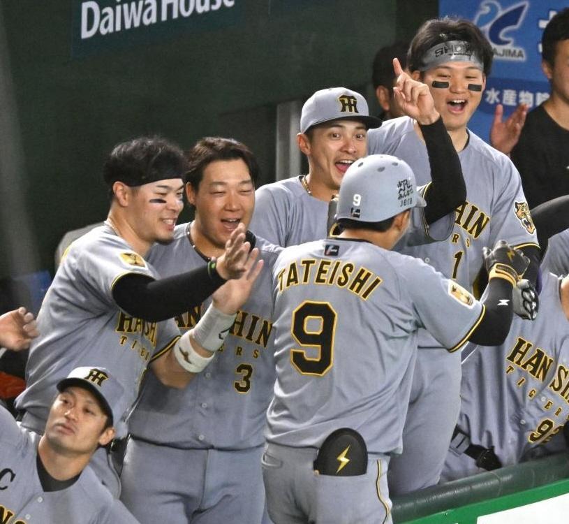 ５回、プロ初本塁を放った立石（９番）を迎えられる阪神ナイン（撮影・堀内翔）