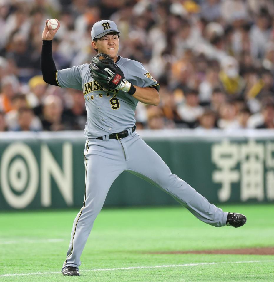 ６回、泉口のボテボテの打球を処理し、一塁へ送球する三塁手の立石（撮影・伊藤笙子）