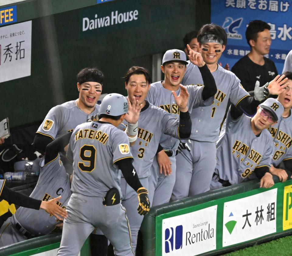 ５回、プロ初本塁打を放った立石（９番）を迎える（左から）佐藤輝、大山、熊谷、森下（撮影・堀内翔）