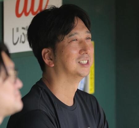 明るい表情で取材に応じる藤川監督（撮影・西田忠信）