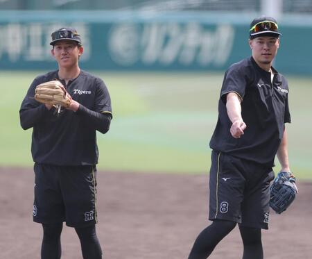 立石（左）と並んでキャッチボールをする佐藤輝（撮影・西田忠信）