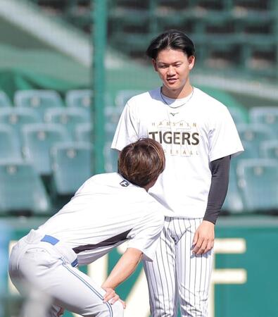 島本（手前）と話をする及川（撮影・西田忠信）