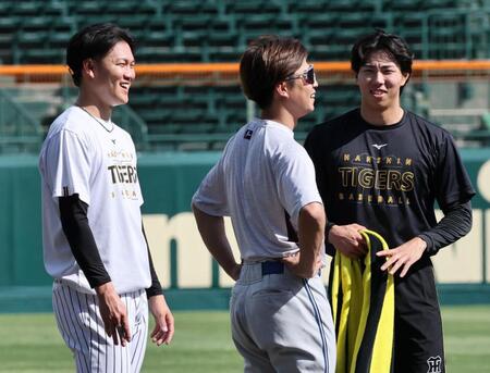 島本（中央）と話をする及川（左）と工藤（撮影・田中太一）