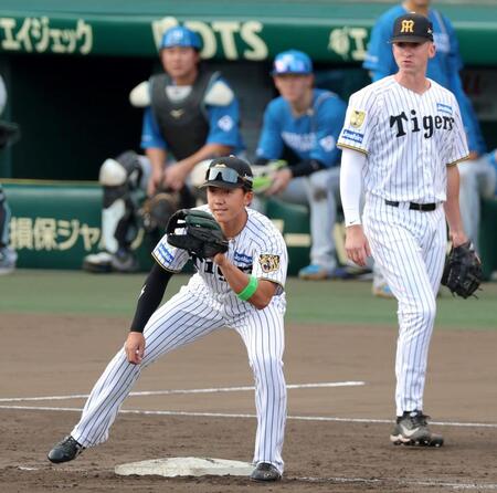 シートノックで三塁の守備に就く立石。右はディベイニー（撮影・立川洋一郎）