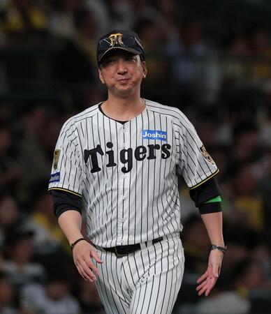 ６回を終え、選手交代を告げた藤川監督（撮影・西田忠信）