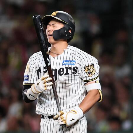 ８回、空振りし、顔をしかめる立石（撮影・田中太一）