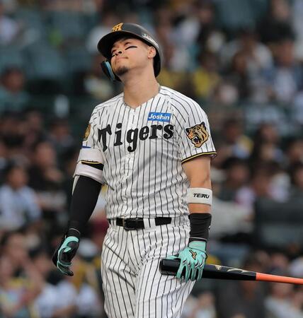 ２回、空振り三振に倒れた佐藤輝（撮影・西田忠信）
