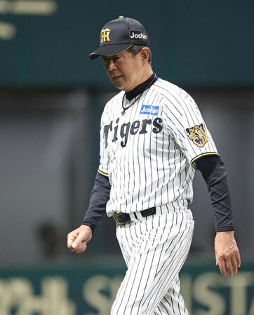 ８回の攻撃を終え、選手交代を告げた平田２軍監督（撮影・中田匡峻）