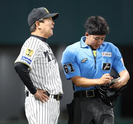 ８回裏の攻撃を終え、選手交代を告げる阪神・平田勝男２軍監督（左）＝日鉄鋼板ＳＧＬスタジアム尼崎（撮影・中田匡峻）