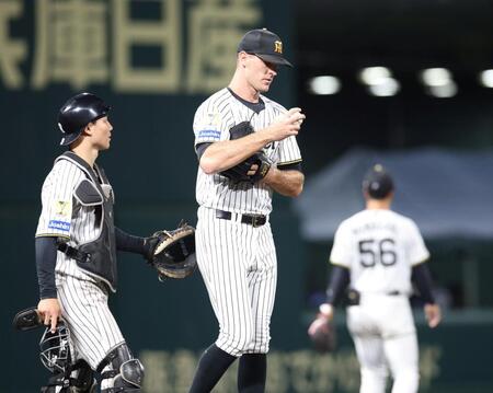 ８回、秋山に先制適時二塁打を浴び、栄枝（左）から声をかけられるラグズデール（撮影・中田匡峻）