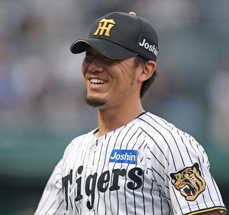 ３回を投げ終え、笑顔を見せながらベンチに戻る伊藤将（撮影・中田匡峻）