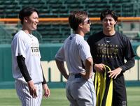 島本（中央）と話をする及川（左）と工藤（撮影・田中太一）