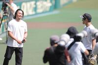 坂本（右）と話をする伊藤（撮影・西田忠信）