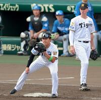 シートノックで三塁の守備に就く立石。右はディベイニー（撮影・立川洋一郎）