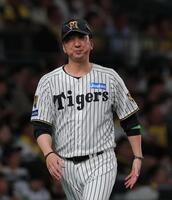 ６回を終え、選手交代を告げた藤川監督（撮影・西田忠信）