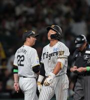 ８回、見逃し三振に倒れた立石。左は交代を告げる藤川監督（撮影・西田忠信）