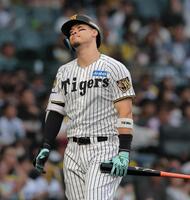 ２回、空振り三振に倒れた佐藤輝（撮影・西田忠信）