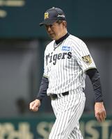 ８回の攻撃を終え、選手交代を告げた平田２軍監督（撮影・中田匡峻）