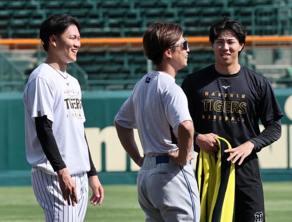 島本（中央）と話をする及川（左）と工藤（撮影・田中太一）