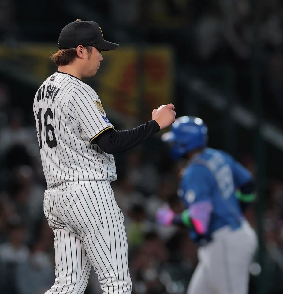 ６回、レイエス（右）に先制ソロを浴びた西勇（撮影・西田忠信）