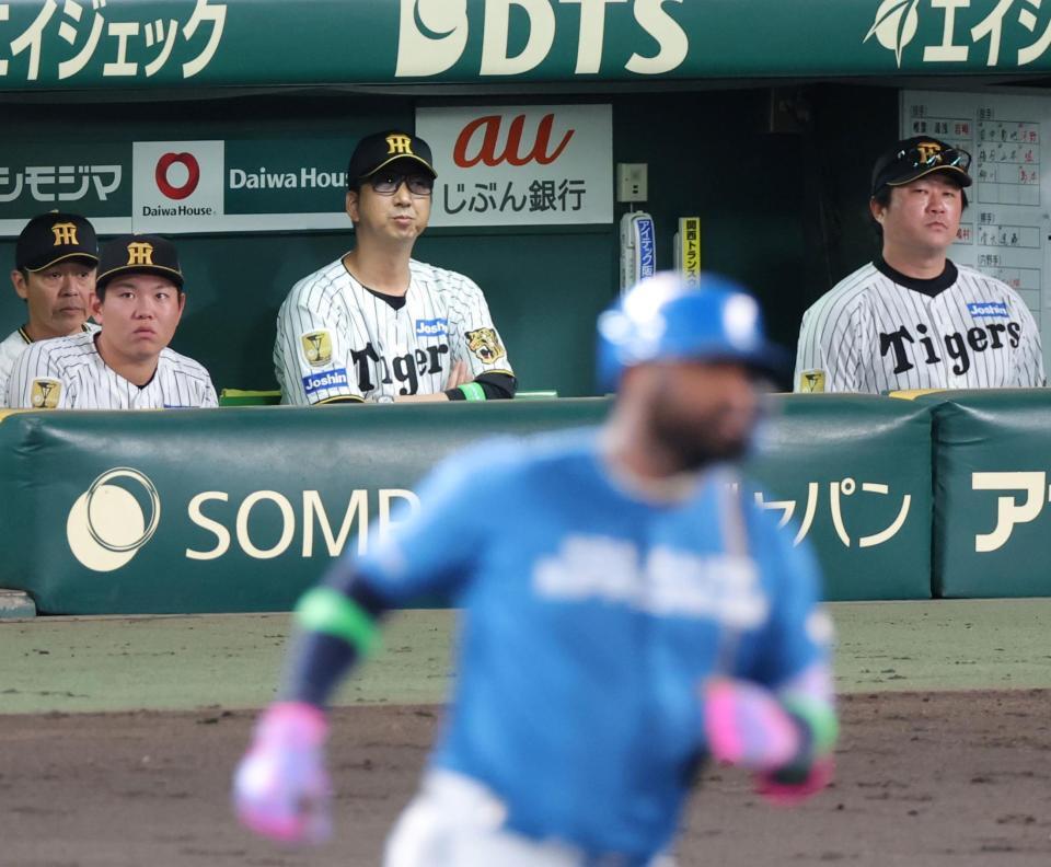 ６回表日本ハム１死、日本ハム・フランミル・レイエスに先制ソロを打たれグラウンドを見つめる阪神・藤川球児監督（中央）＝甲子園（撮影・立川洋一郎）
