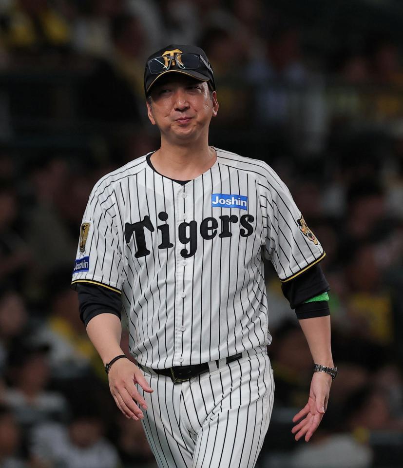 ６回を終え、選手交代を告げた藤川監督（撮影・西田忠信）