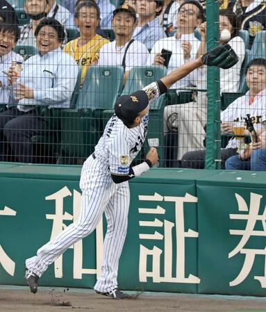 　２回、細川の打球をフェンス際でキャッチする立石