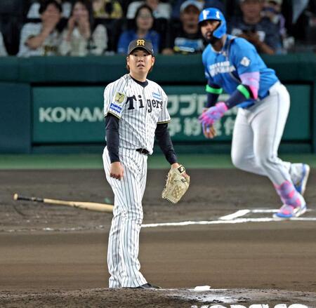 　６回、レイエス（右）に先制ソロを浴びる西勇