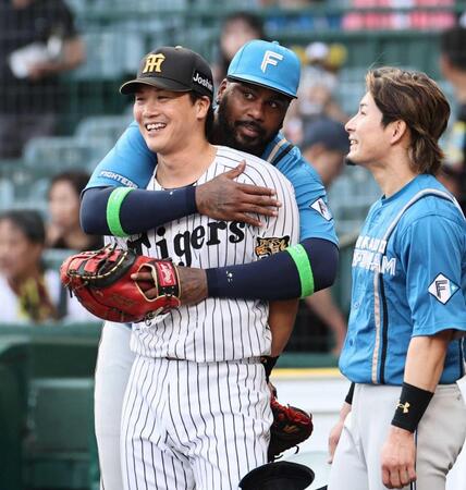 　レイエスに抱きつかれ笑顔を見せる伏見（撮影・田中太一）