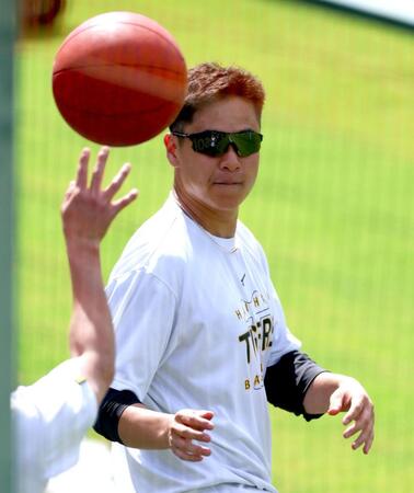 トレーニングをして汗を流す大竹（撮影・立川洋一郎）